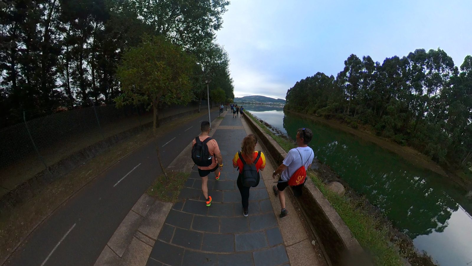 Peregrinos caminando el Camino Inglés junto a la ría, Galicia